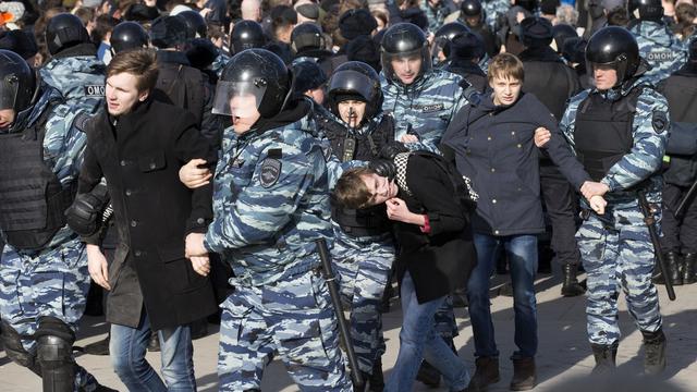 Les jeunes manifestent dans la rue en Russie et se font arrêter. [AP/Keystone - Alexander Zemlianichenko]