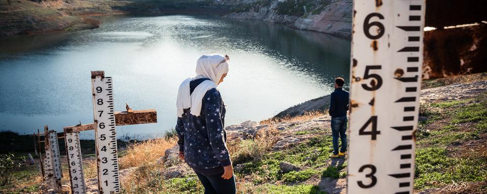 Jordanie – Inutiles échelles de crue... Le lac de barrage de Ziglab, situé sur un affluent du Jourdain, est presque à sec. La surexploitation du cours d'eau a fait perdre à ce réservoir, qui alimente les plantations de Jordanie, 80% de sa capacité en 15 ans. [Franck Vogel - Franck Vogel]