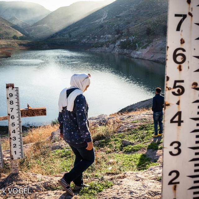 Jordanie – Inutiles échelles de crue... Le lac de barrage de Ziglab, situé sur un affluent du Jourdain, est presque à sec. La surexploitation du cours d'eau a fait perdre à ce réservoir, qui alimente les plantations de Jordanie, 80% de sa capacité en 15 ans. [Franck Vogel - Franck Vogel]