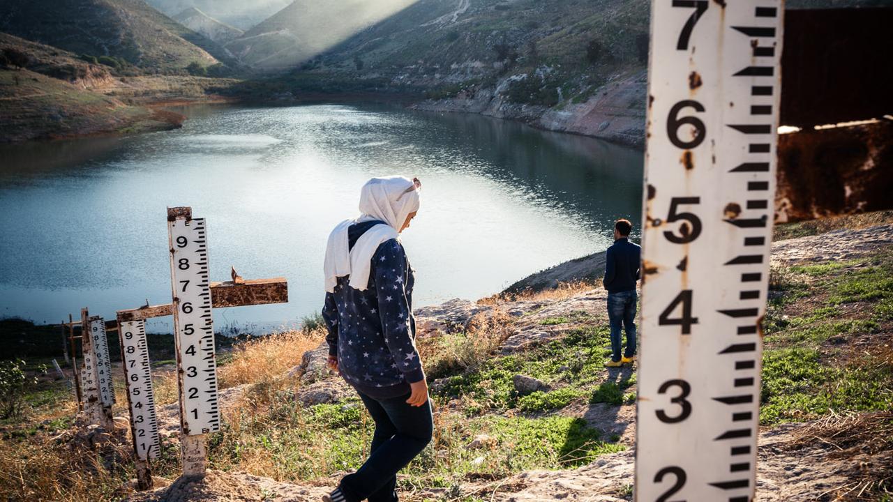 Jordanie – Inutiles échelles de crue... Le lac de barrage de Ziglab, situé sur un affluent du Jourdain, est presque à sec. La surexploitation du cours d'eau a fait perdre à ce réservoir, qui alimente les plantations de Jordanie, 80% de sa capacité en 15 ans. [Franck Vogel - Franck Vogel]