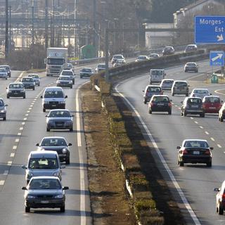Des voitures circulant sur l'autoroute A1 entre Genève-Lausanne. [Keystone - Laurent Gillieron]