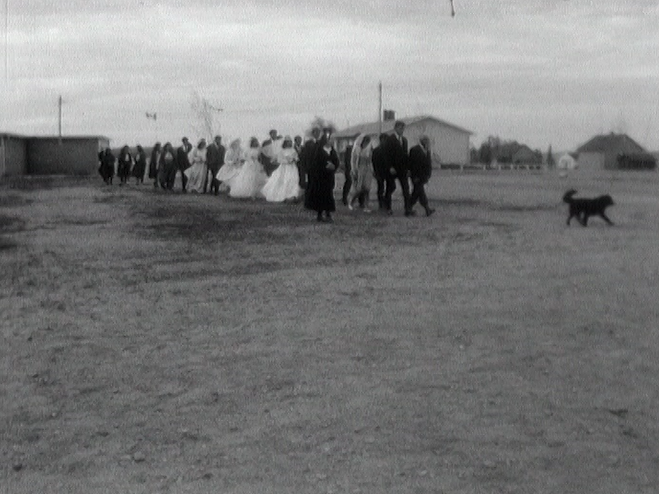 Mariage dans la réserve indienne d'Obejiwan au Canada en 1966. [RTS]