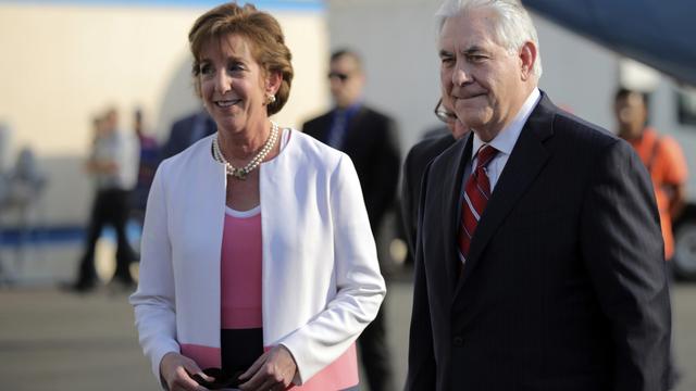 Le secrétaire d'Etat américain Rex Tillerson est arrivé à Mexico. Il a été accueilli par l'ambassadrice américaine Roberta Jacobson. [AP - Carlos Barria]