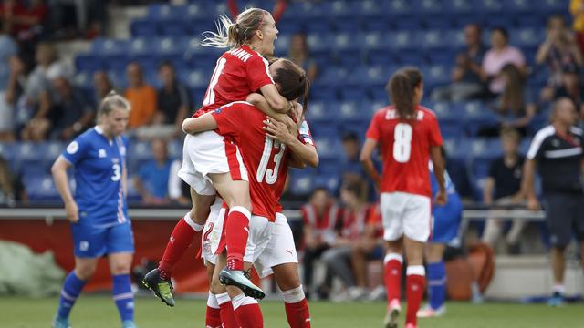 Lara Dickenmann et ses coéquipières ont permis à la Suisse de fêter sa 1ère victoire à l'Euro. [Salvatore Di Nolfi]