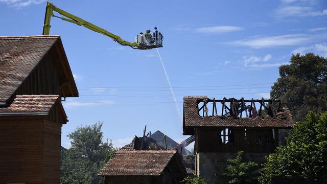 Dans la nuit de vendredi à samedi, une écurie a été la proie des flammes à Payerne. [KEYSTONE - Christian Brun]