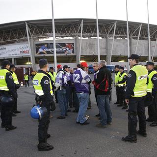 Des policiers devant le Stade de Genève lors de l'Euro 2008. [KEYSTONE - Salvatore Di Nolfi]