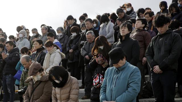 les Japonais se recueillent six ans jour pour jour après la triple catastrophe qui a frappé le pays.