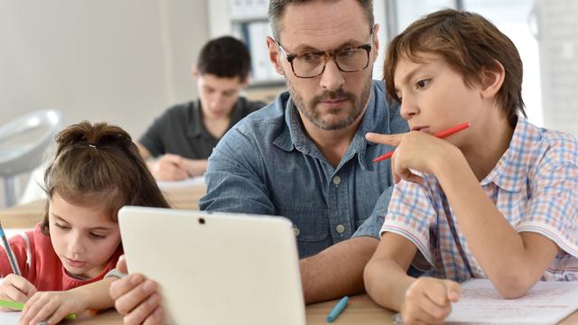 La révolution numérique interpelle directement lʹinstitution scolaire. 
goodluz
Fotolia [goodluz]