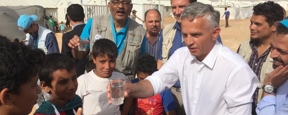 Le conseiller fédéral Didier Burkhalter dans le camp de réfugiés d’Azraq, en Jordanie, ce vendredi après-midi. [DFAE]