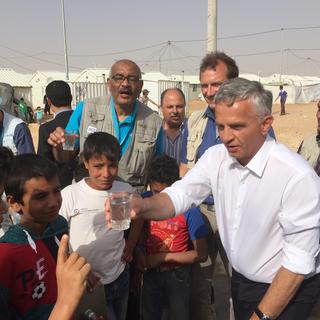 Le conseiller fédéral Didier Burkhalter dans le camp de réfugiés d’Azraq, en Jordanie, ce vendredi après-midi. [DFAE]
