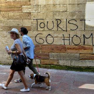 De plus en plus d'habitants des villes espagnoles considèrent que les touristes ne sont plus les bienvenus, comme ici, à Oviedo, au nord du pays, le 4 août dernier. [Reuters - Eloy Alonso]