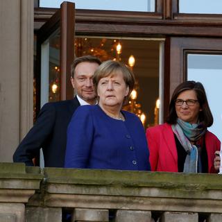 De gauche à droite, le président du FDP Christian Lindner, la chancelière allemande Angela Merkel, la cheffe du parti écologiste Katrin Goering-Eckardt et le chef du staff de la Chancellerie Peter Altmaier. [Reuters - Axel Schmidt]
