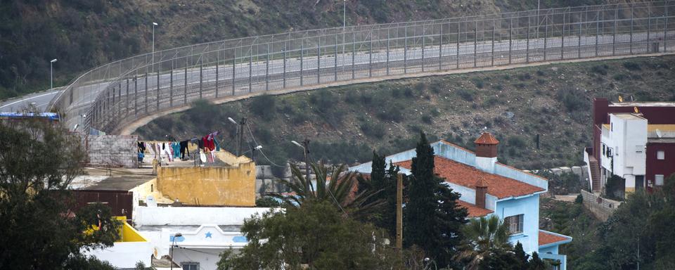 Vue générale de la frontière entre la ville marocaine de Fnideq et l'enclave espagnole Ceuta. [AFP - FADEL SENNA]