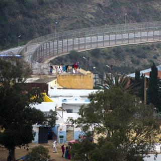 Vue générale de la frontière entre la ville marocaine de Fnideq et l'enclave espagnole Ceuta. [AFP - FADEL SENNA]