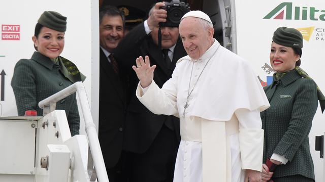 Le pape François à son départ de l'aéroport de Rome Fiumicino en direction du Caire. [AFP - Tiziana Fabi]