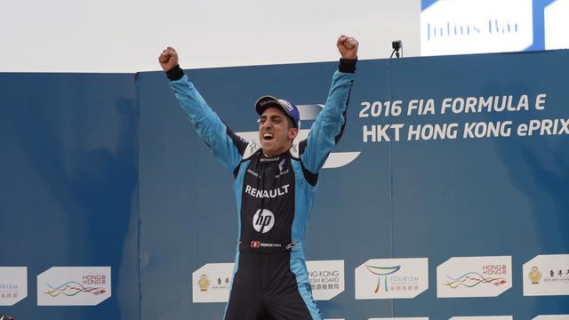 Sébastien Buemi célèbre son succès à Hong Kong lors de la 1re course de la saison. [Kin Cheung]