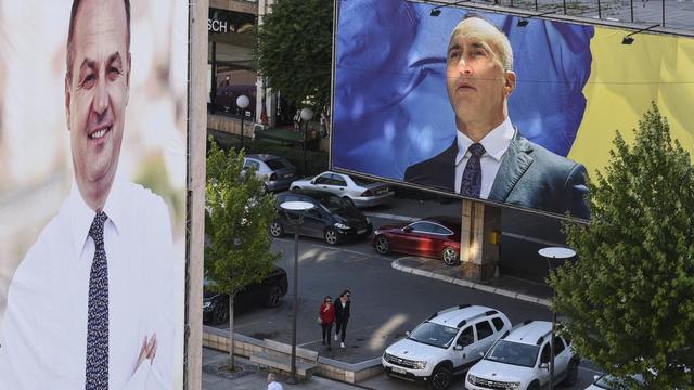 Des affiches électorales dans la capitale du Kosovo Pristina. Elles montrent l'ancien Premier ministre Ramush Haradinaj (à droite) et leader du parti Nisma Fatmir Limaj (à gauche). [AFP - Armend Nimani]