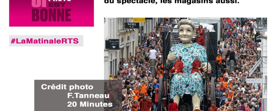 Les géants à Genève: la foule fait partie du spectacle, les magasins aussi. [F. Tanneau, 20 Minutes]