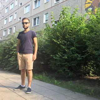 Jamal devant l'immeuble où il réside à Potsdam. [RTS - Jordan Davis]