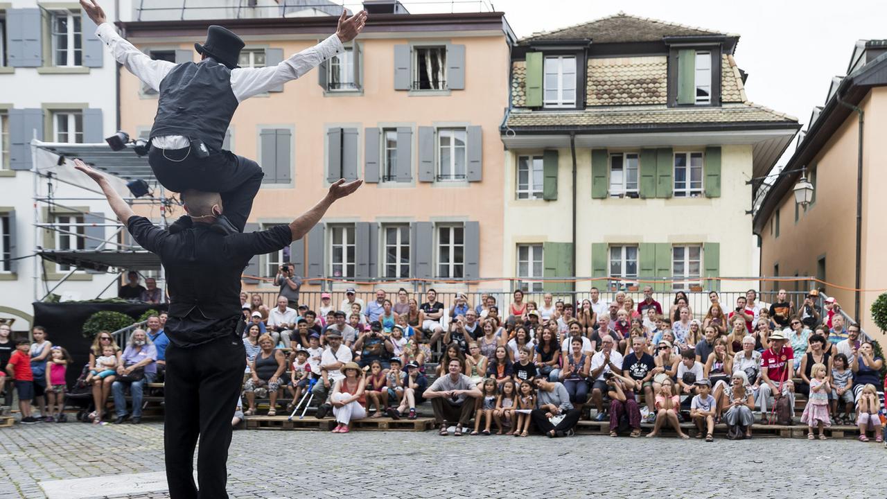 Deux artistes devant un public conquis dans les rues de Vevey. [Keystone - Cyril Zingaro]