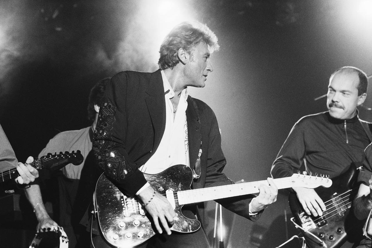 Le chanteur Johnny Hallyday sur la scène du Montreux Jazz Festival, le 6 juillet 1988. [Keystone - STR]