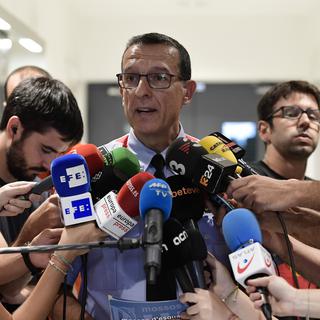 Le porte-parole de la police catalane Albert Oliva donne une conférence de presse le 19 août 2017.