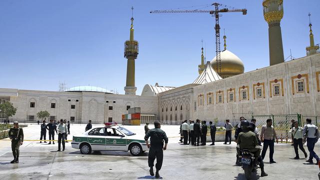 Des policiers iraniens devant le mausolée de l'imam Komeny à Théhéran. [Keystone - Ebrahim Noroozi - AP Photo]