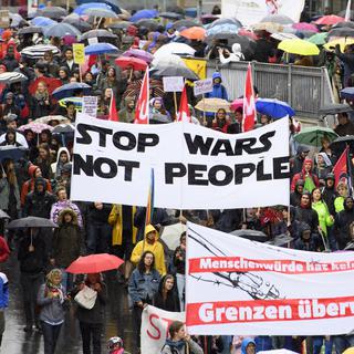 Des réfugiés et des sympathisants ont défilé à Lausanne le 1er octobre 2016 pour réclamer l'arrêt des renvois Dublin. [KEYSTONE - Laurent Gillieron]