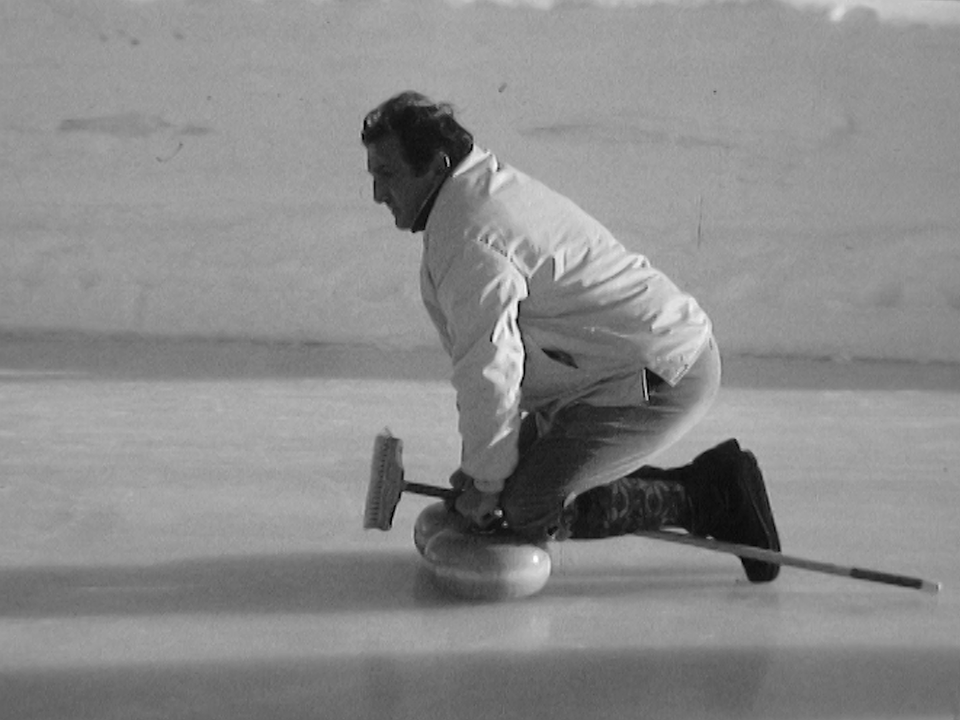 Lino Ventura jouant au curling à Crans-Montana en 1968. [RTS]