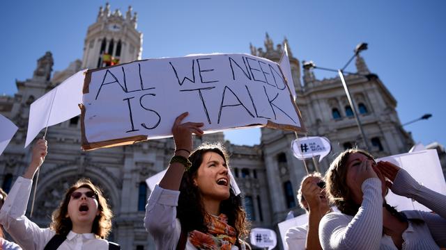 Les membres de l'initiative citoyenne "Parlem? Hablemos?", samedi à Madrid. [Gabriel Bouys]