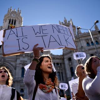 Les membres de l'initiative citoyenne "Parlem? Hablemos?", samedi à Madrid. [Gabriel Bouys]