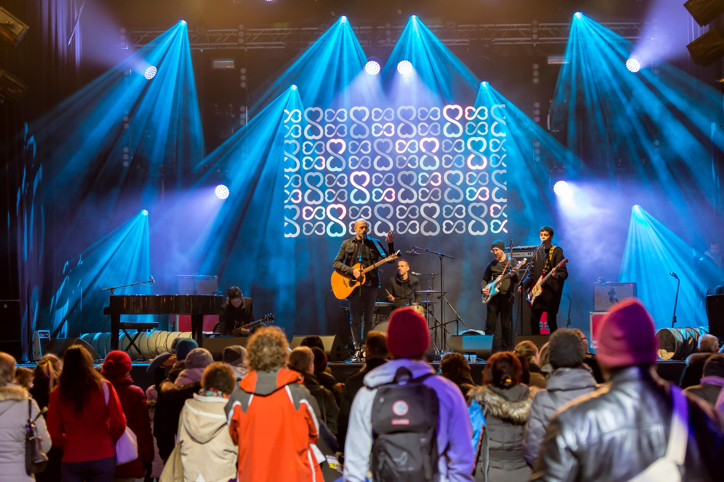 Jérémie Kisling en concert sur la scène de Coeur à Coeur au centre de Lausanne. [RTS - Alexandre Chatton]