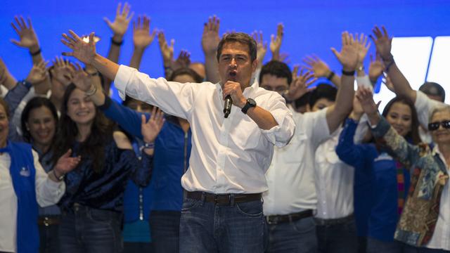 Le président Juan Orlando Hernandez prononce son discours lors d'une rencontre avec ses partisans à la sortie des urnes à Tegucigalpa, au Honduras, dimanche 26 novembre 2017. [Keystone - Moises Castillo]