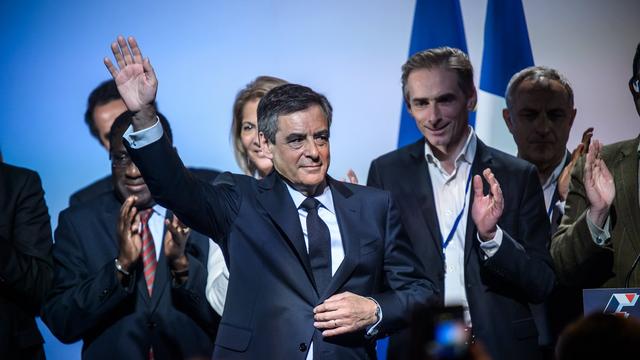 En meeting à Aubervilliers, François Fillon a appelé ses partisans à "ne pas renoncer". [EPA - Christophe Petit Tesson]