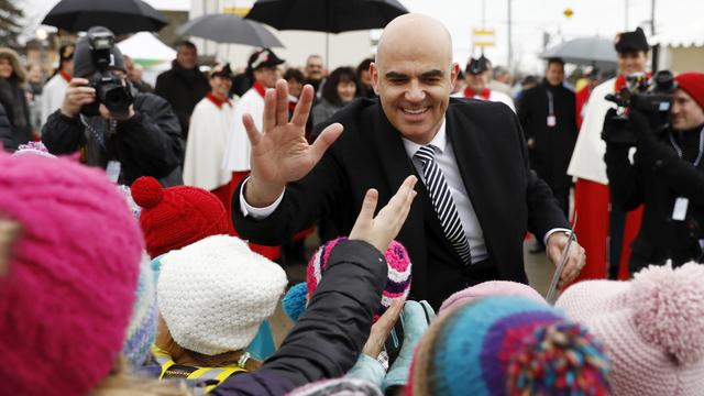 Le nouveau président de la Confédération Alain Berset remercie un choeur d'enfants lors de son passage à Guin. [Keystone - Peter Klaunzer]