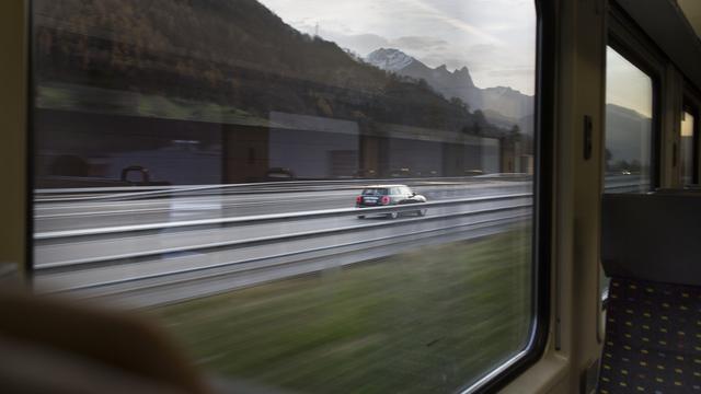 La hausse des coûts du train pourrait pousser les voyageurs à retourner sur la route. [Keystone - Gaëtan Bally]