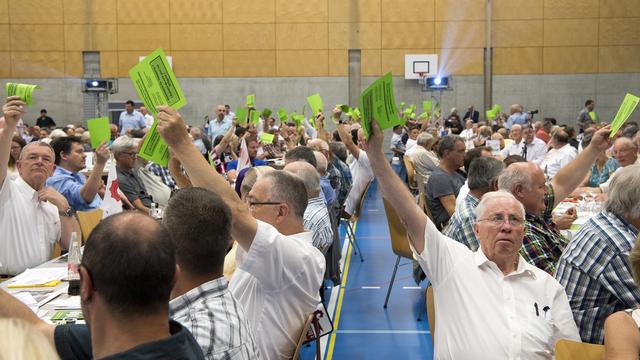 Le vote lors de l'assemblée des délégués UDC à Lausen (BL), le 24 juin 2017. [Keystone - Georgios Kefalas]