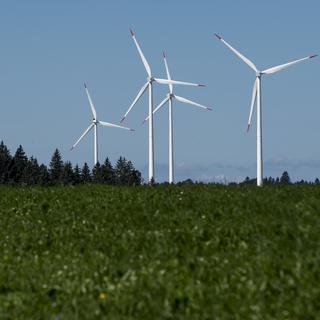 L’énergie éolienne doit-elle être développée au détriment du paysage (ici au col du Mont-Crosin)? [Keystone - Jean-Christophe Bott]