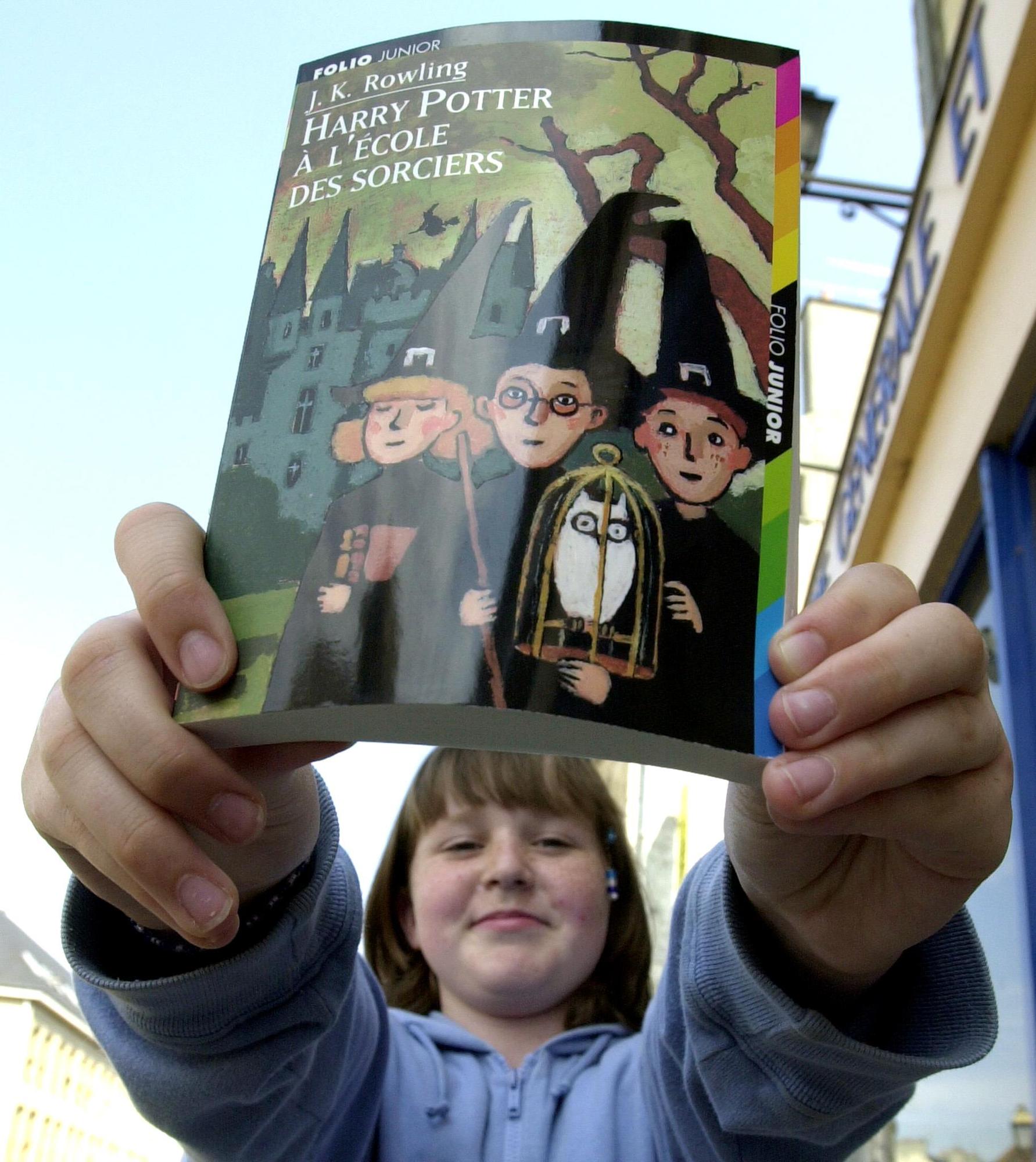 Une jeune lectrice présente "Harry Potter à l'école des sorciers". [AFP - Mychele Daniau]