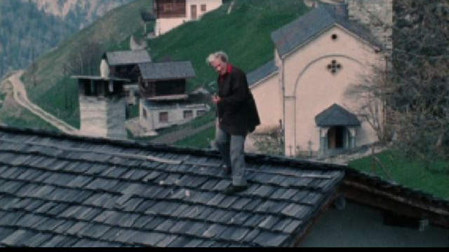 Ella Maillart sur le toit de son chalet de Chandolin en 1973. [RTS]