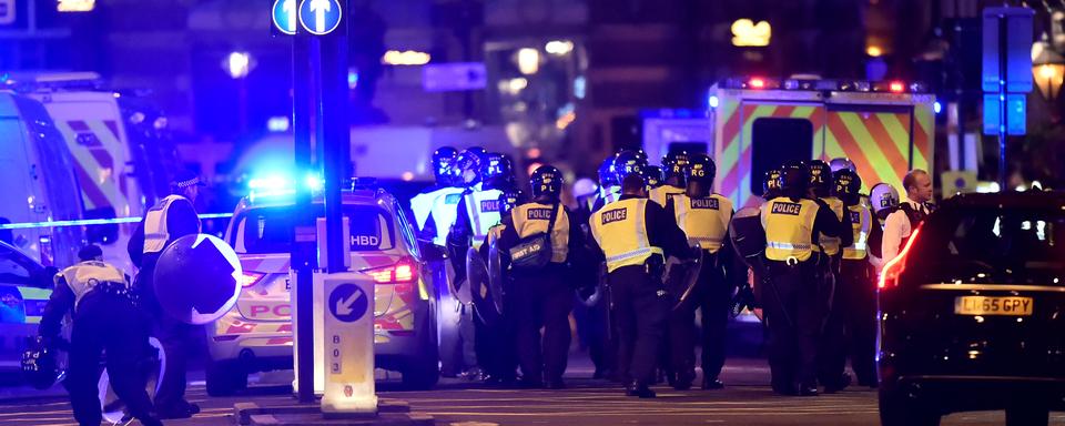 Des policiers mobilisés près du London Bridge après l'attaque à l'attentat qui a frappé la capitale britannique dans la nuit du 3 juin 2017. [Reuters - Hannah McKay]