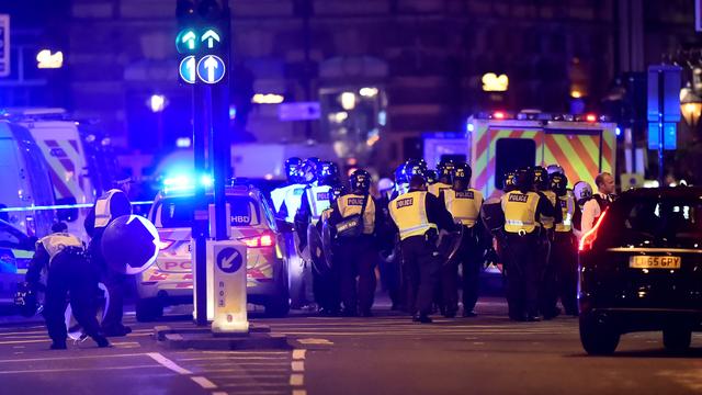 Des policiers mobilisés près du London Bridge après l'attaque à l'attentat qui a frappé la capitale britannique dans la nuit du 3 juin 2017. [Reuters - Hannah McKay]