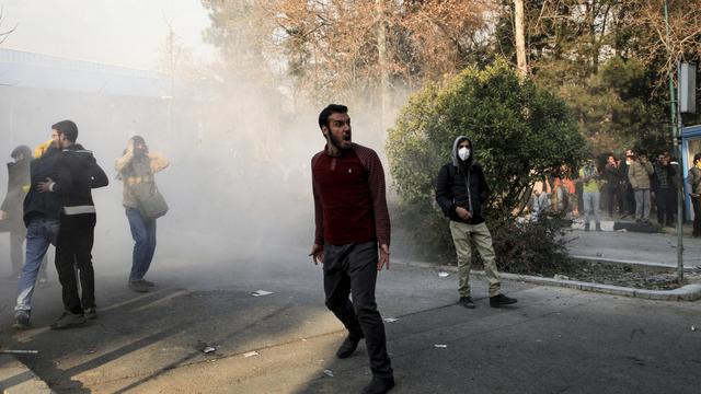 Un étudiant manifeste contre le régime devant l'université de Téhéran.