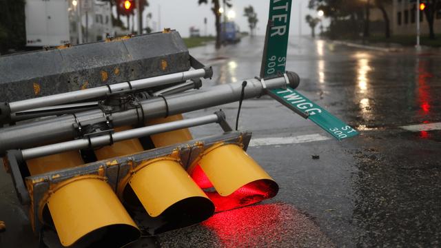 Ces feux de circulation ont été renversés après que de forts vents provenant de la tempête Harvey les aient frappés. [Adrees Latif]