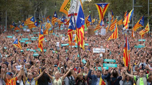 Des milliers de personnes défilent à Barcelone pour la libération de deux indépendantistes. [EPA/Keystone - Toni Albir]