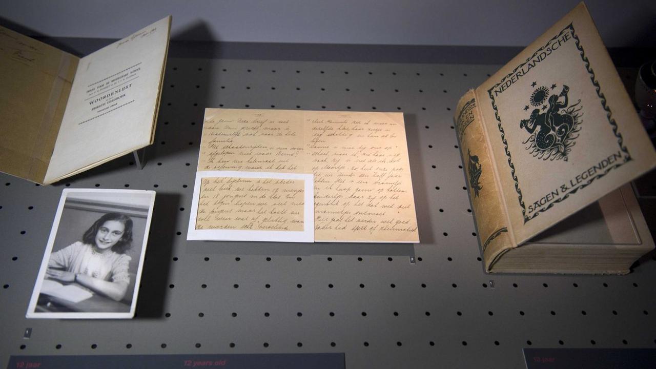 Des photos et des lettres exposées à la Maison Anne Frank à Amsterdam. [EPA/EVERT ELZINGA]