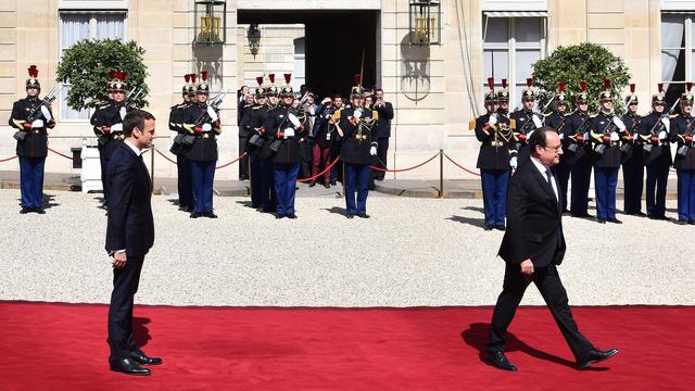 Emmanuel Macron reste, François Hollande part. [afp - Mustafa Yalcin / Anadolu Agency]