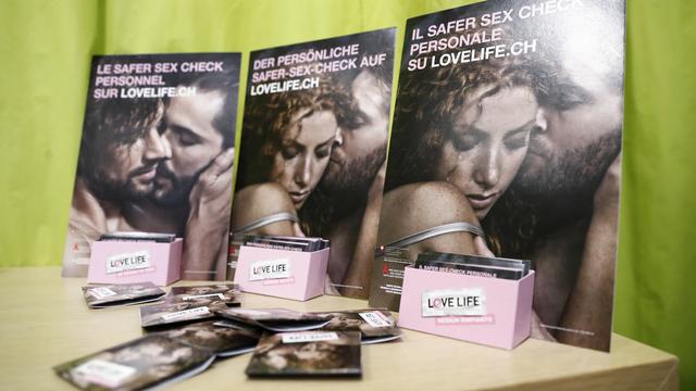 Matériel d'information de l'OFSP pour sa campagne de prévention des maladies et infections sexuellement transmissibles. [Keystone - Peter Klaunzer]