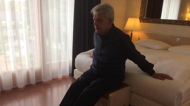 Le cinéaste Alain Cavalier dans sa chambre d'hôtel.
David Colin
RTS [David Colin]