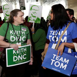 Des membres du Parti démocrate soutiennent leur favori, respectivement Keith Ellison et Tom Perez, dans la course à la présidence du parti. [Joshua Roberts]